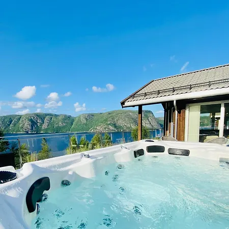 Tatil Evi Med Basseng Og Jacuzzi Med Nydelig Utsikt Farsund