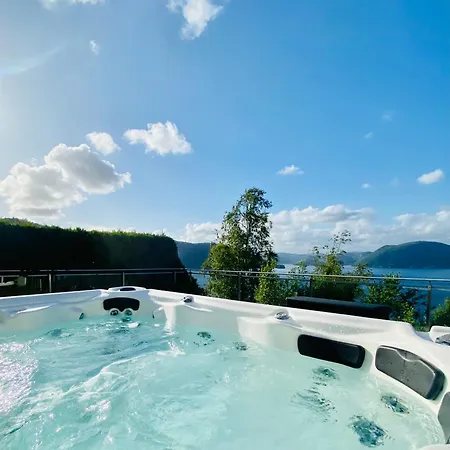 Tatil Evi Med Basseng Og Jacuzzi Med Nydelig Utsikt Farsund