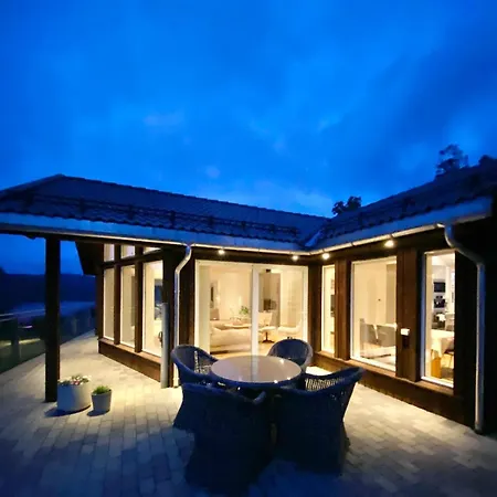 Med Basseng Og Jacuzzi Med Nydelig Utsikt * Farsund
