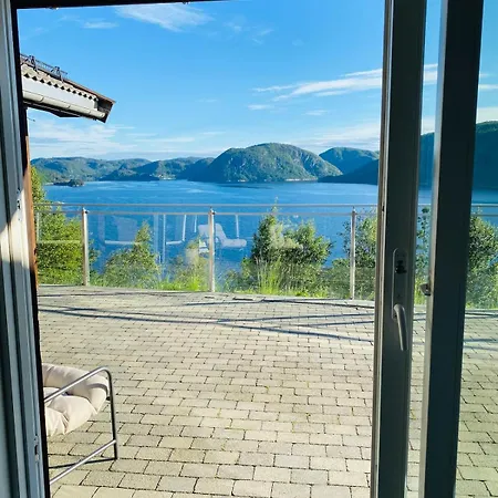 Med Basseng Og Jacuzzi Med Nydelig Utsikt Tatil Evi