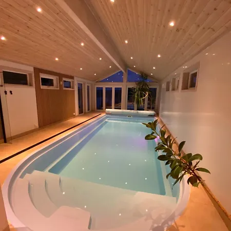 Med Basseng Og Jacuzzi Med Nydelig Utsikt Farsund