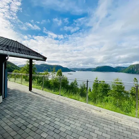 Dom wakacyjny Med Basseng Og Jacuzzi Med Nydelig Utsikt