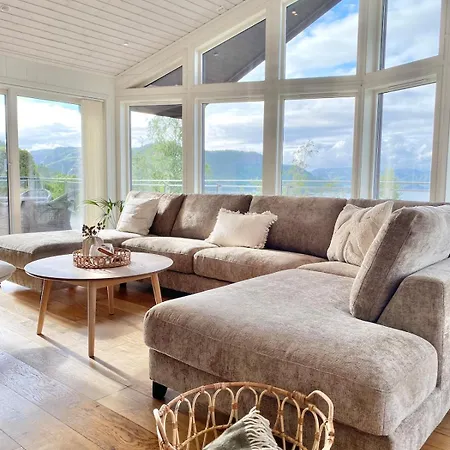 Med Basseng Og Jacuzzi Med Nydelig Utsikt