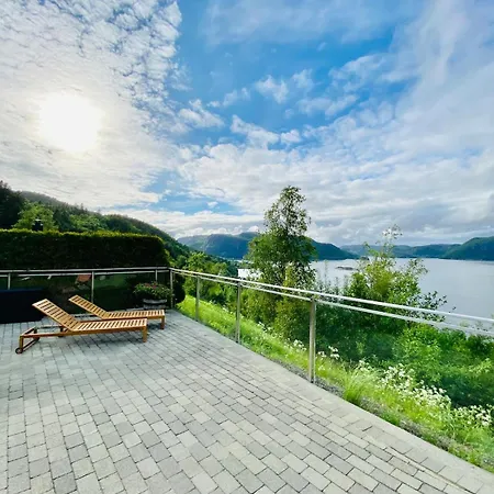 Tatil Evi Med Basseng Og Jacuzzi Med Nydelig Utsikt *