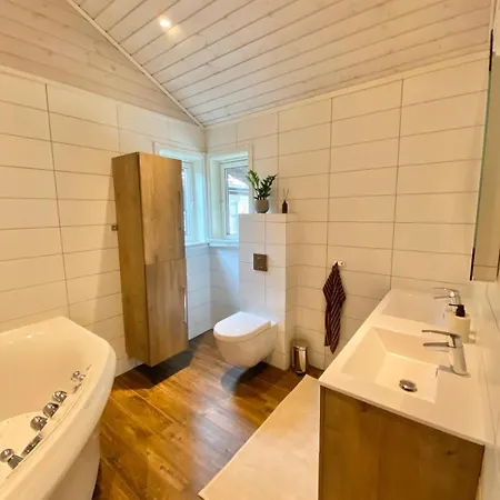 Med Basseng Og Jacuzzi Med Nydelig Utsikt *