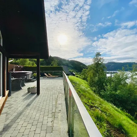 Med Basseng Og Jacuzzi Med Nydelig Utsikt Farsund