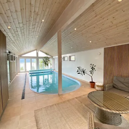 Tatil Evi Med Basseng Og Jacuzzi Med Nydelig Utsikt
